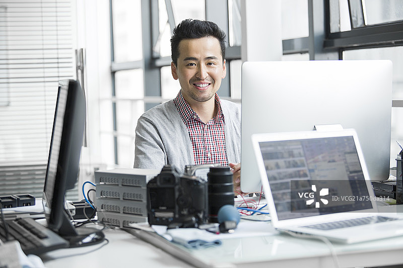 男摄影师在办公室工作图片素材