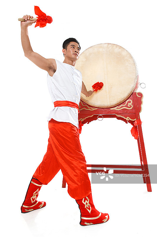 青年人在击鼓图片素材