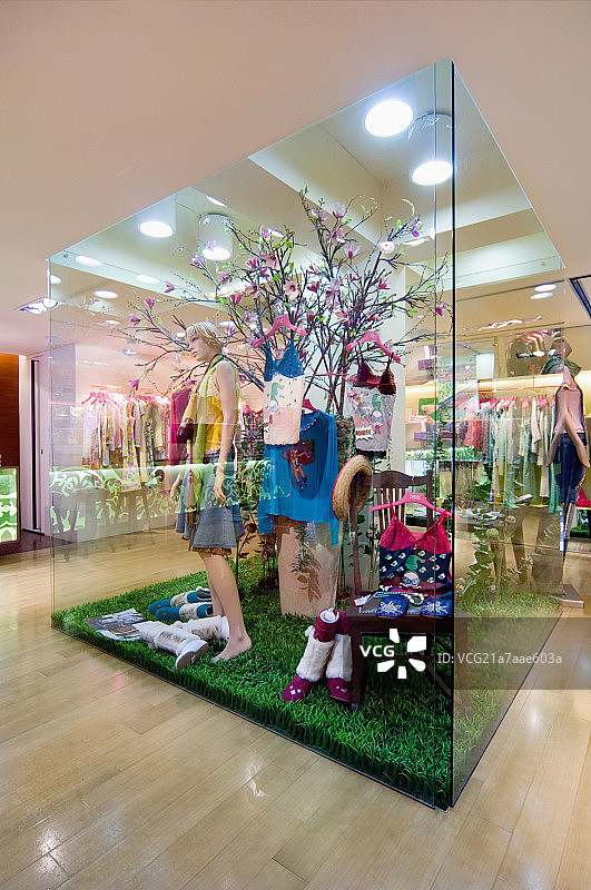 Mannequin in display cabinet at clothing store图片素材