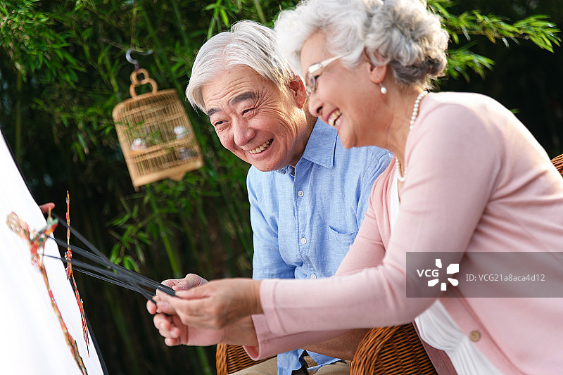 老年夫妇正在表演皮影戏图片素材