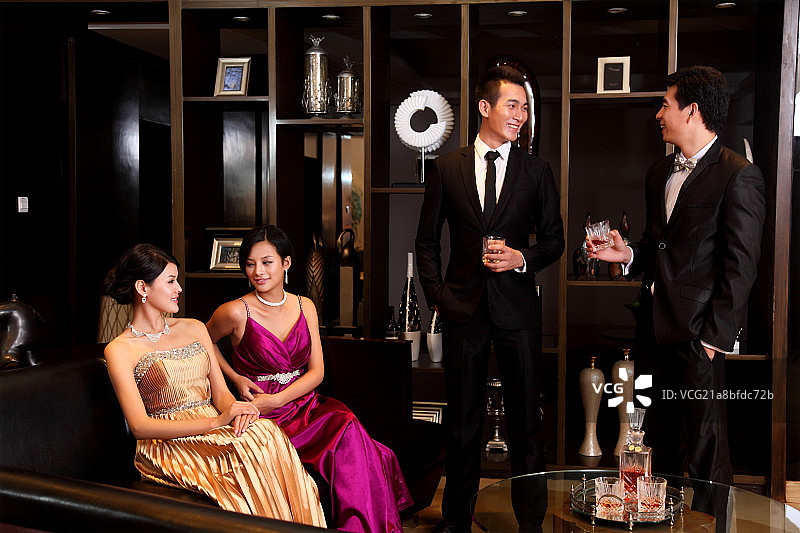 聚会的东方家庭图片素材