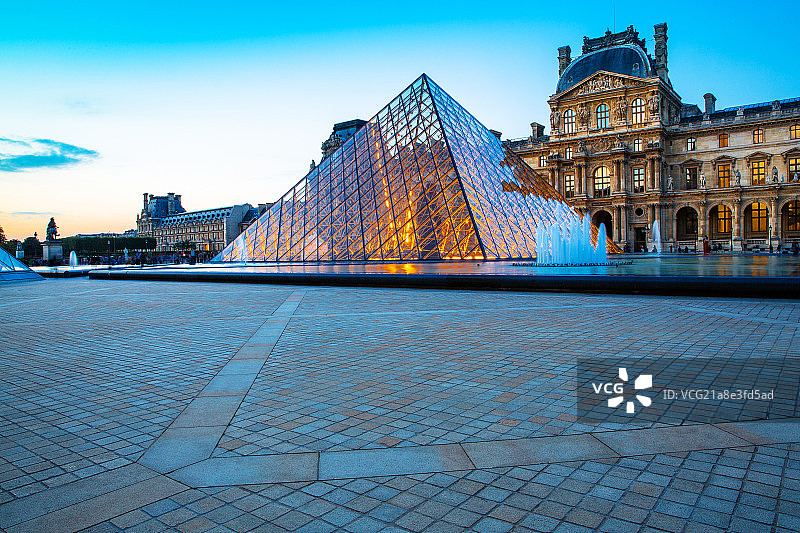 Louvre museum at dusk, Paris, France图片素材