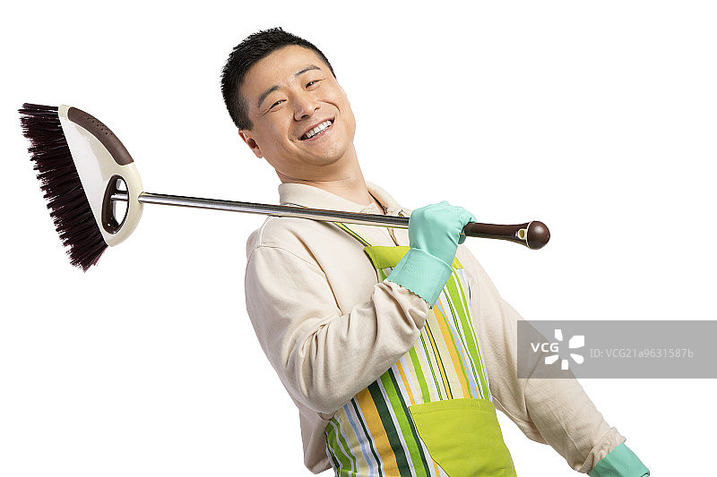 中年居家男人拿着清洁工具图片素材