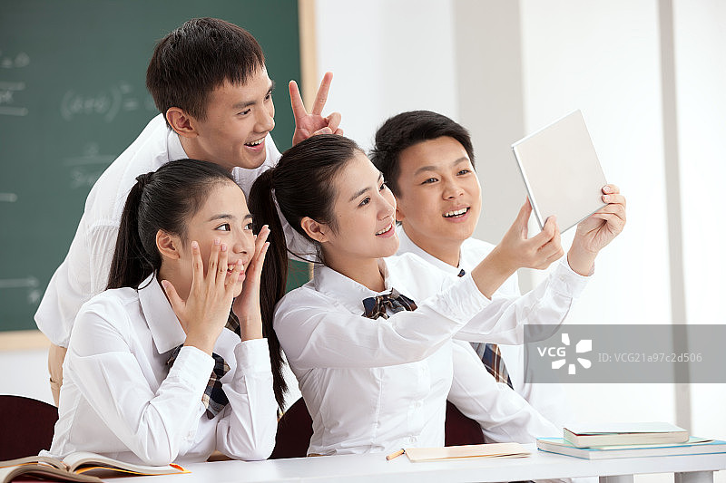 中学生拿着平板电脑自拍图片素材