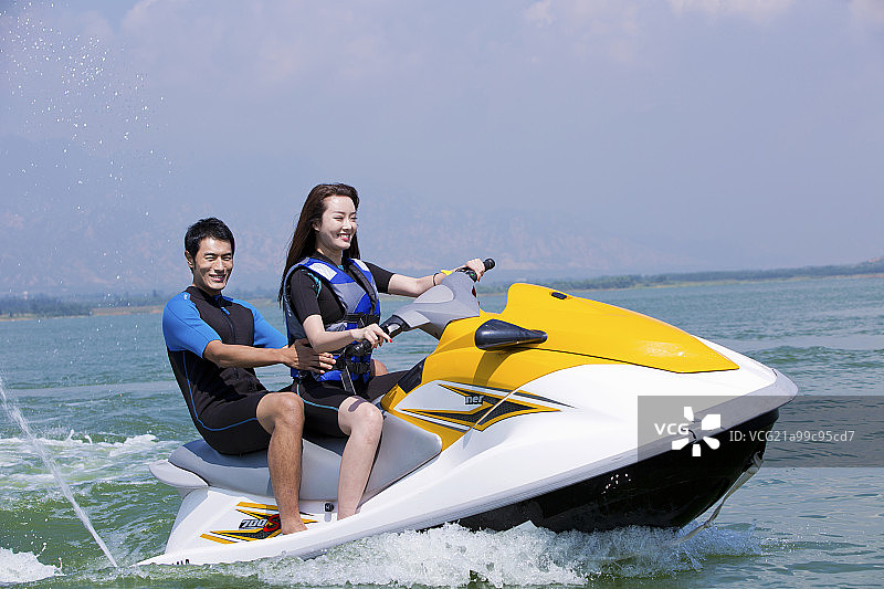 青年男女骑摩托艇图片素材