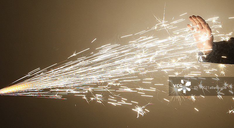 一个人的手和烟花图片素材
