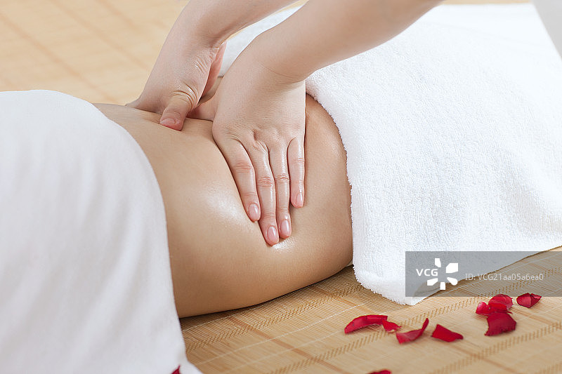 一个年轻女子享受按摩图片素材
