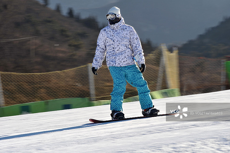 在滑雪场滑雪的年轻人图片素材