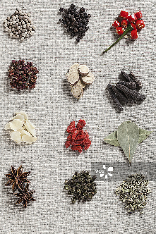 放在桌子上的大量食材 佐料图片素材