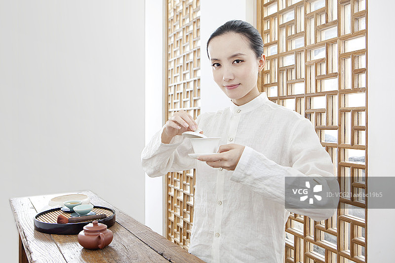 中国女性茶艺师做茶艺图片素材