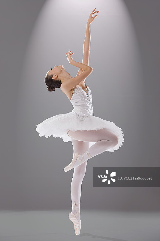 青年女人跳芭蕾舞图片素材