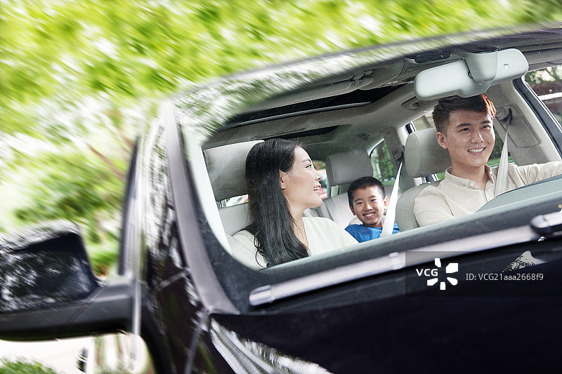 一家三口驾车出游图片素材