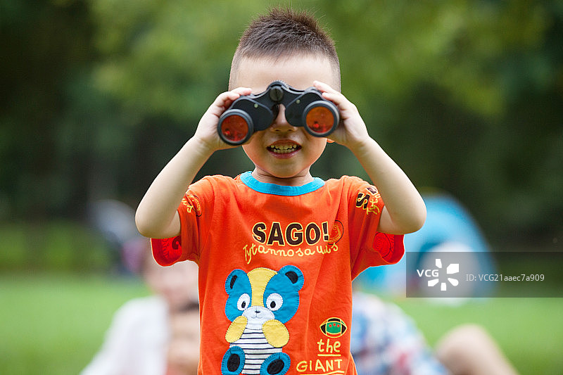 拿着望远镜的小孩图片素材