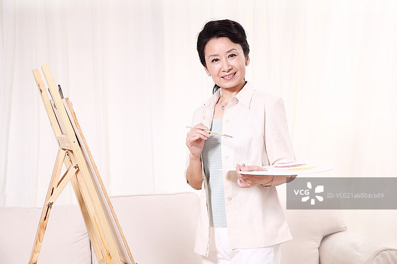 绘画的中老年女士图片素材