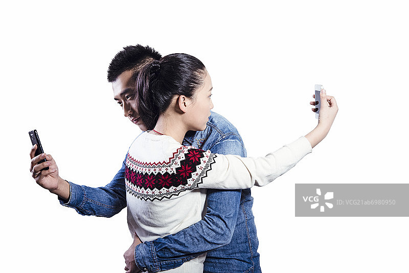 Young couple hugging图片素材