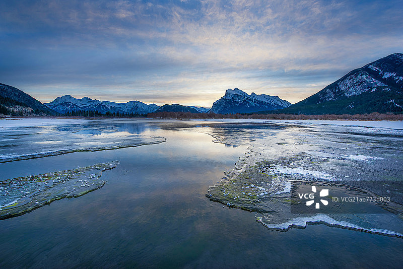 雪山之下图片素材