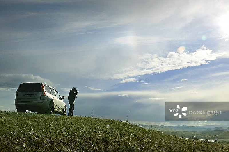 草原高坡上的摄影人图片素材