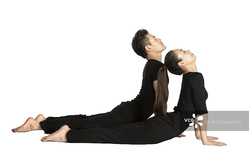 青年男女做瑜伽图片素材