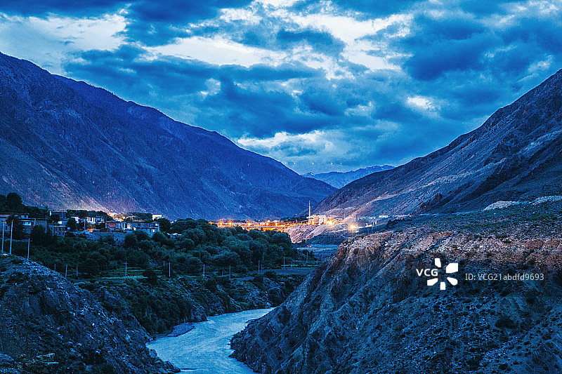 夜幕降临的八宿县图片素材