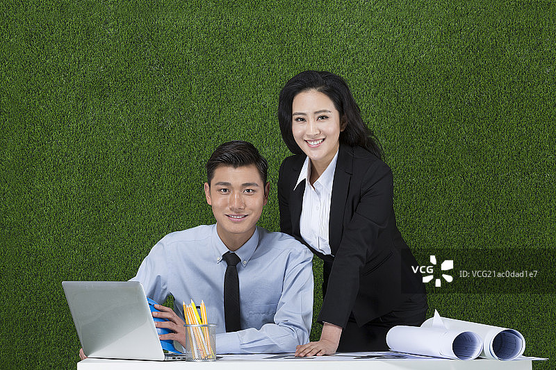 草地商务设计师图片素材