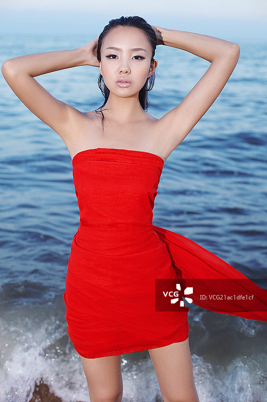 穿红裙的青年女子在海边图片素材