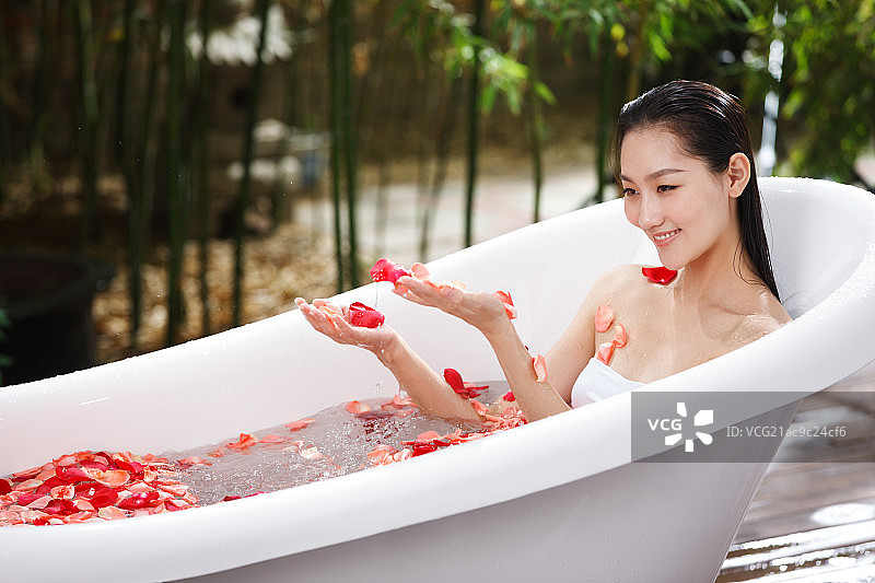 年轻女人在户外洗浴图片素材