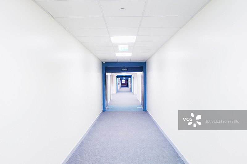 View along a corridor in a modern secondary school图片素材