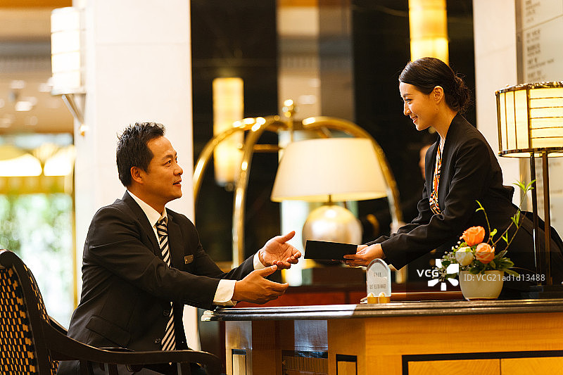 商务男人在酒店办理登记手续图片素材
