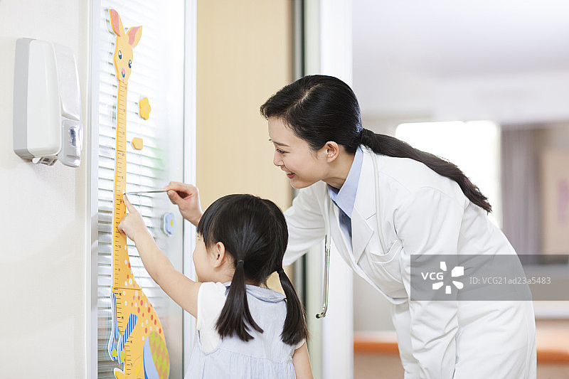 医生给小女孩量身高图片素材