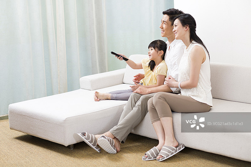 快乐一家人看电视图片素材