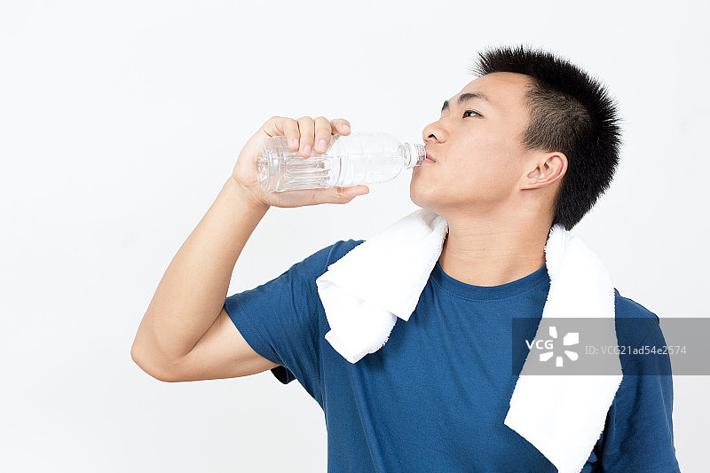 年轻男孩喝水图片素材