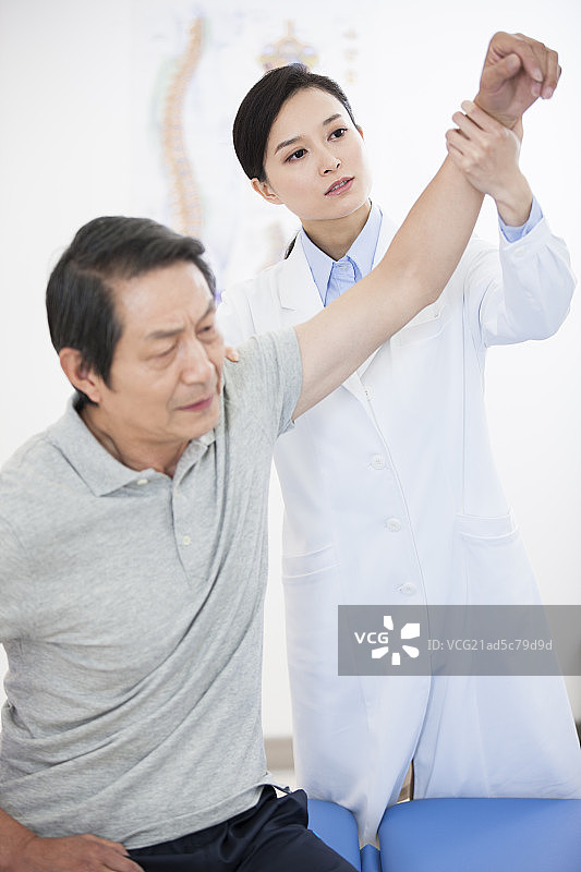 医生给病人做检查图片素材