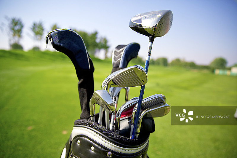 草地上的高尔夫球具图片素材