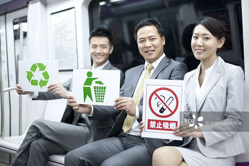 地铁里的商务人士手拿各种标志图片素材
