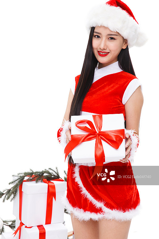拿着礼品盒的年轻女人图片素材