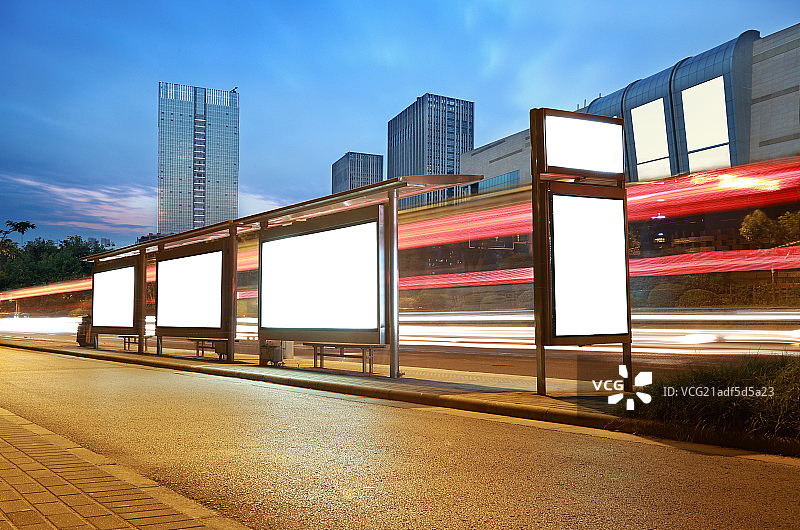 城市建筑与站台夜景图片素材