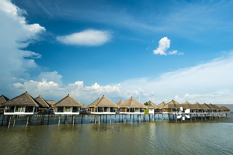 黄金棕榈水上屋图片素材