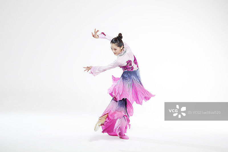穿洋红舞蹈服的跳舞少女图片素材