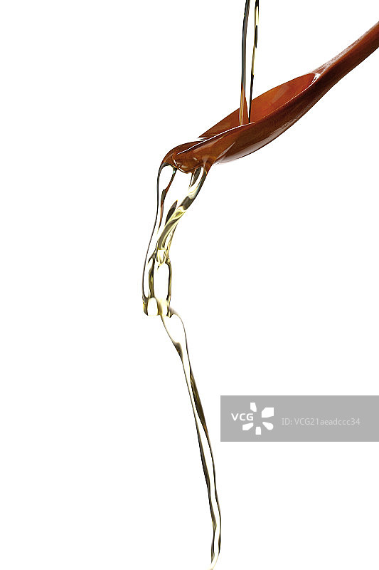 倒出的油滴到勺子上图片素材