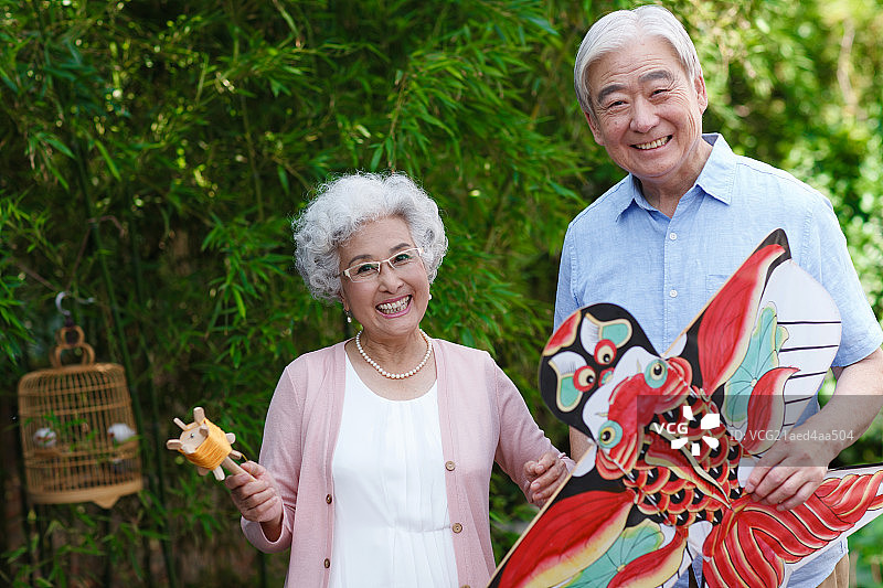 老年夫妇拿着风筝图片素材