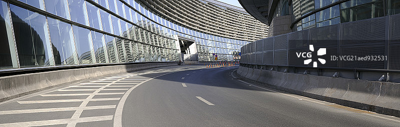 北京CBD地标建筑和机动车车道图片素材