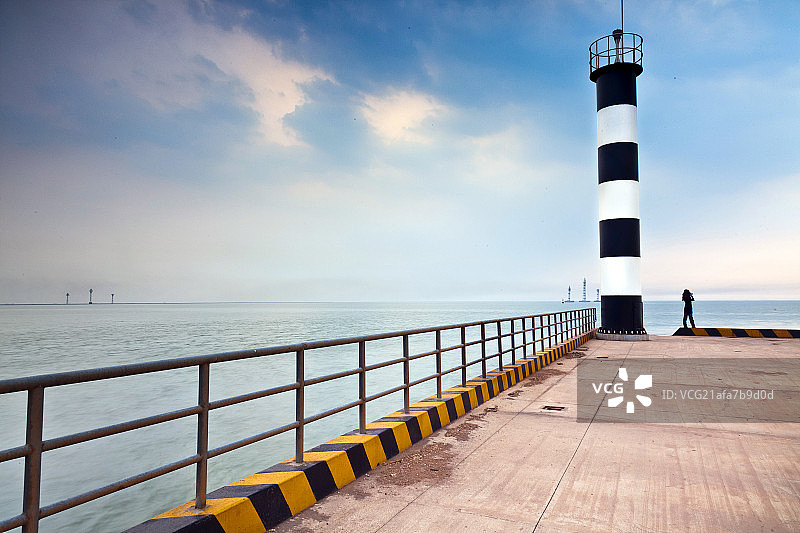 海港工作平台的灯塔图片素材