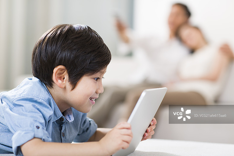 小男孩玩平板电脑图片素材