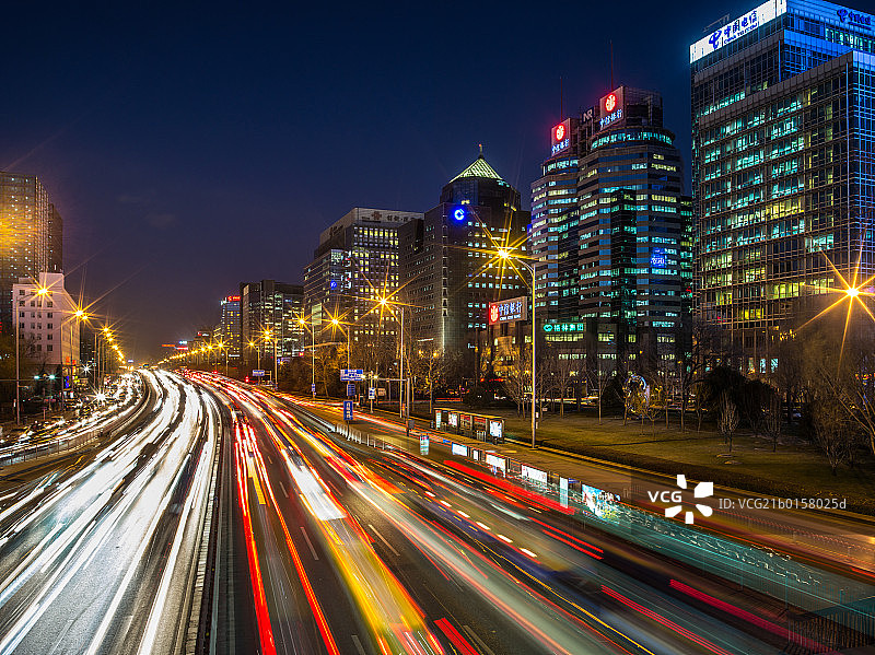 北京西二环夜晚城市道路车流灯轨图片素材