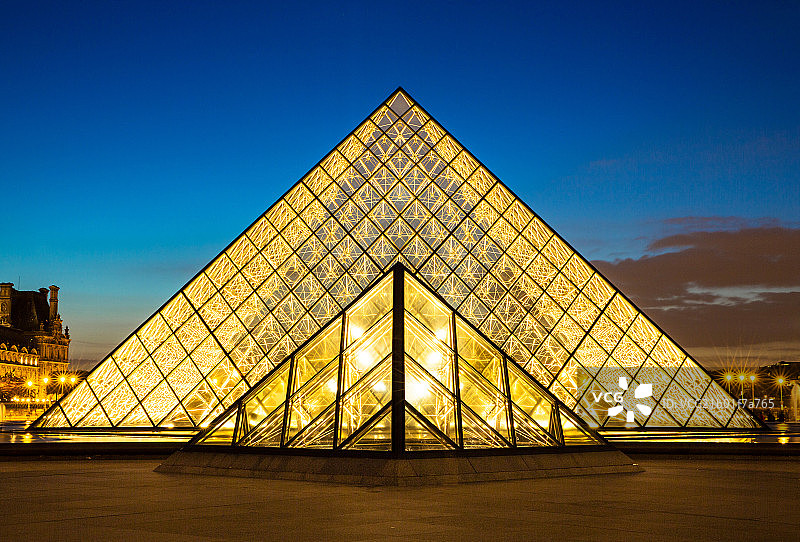 Louvre museum at dusk, Paris, France图片素材