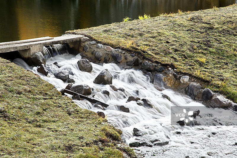 云南丽江普达措公园的碧塔海图片素材