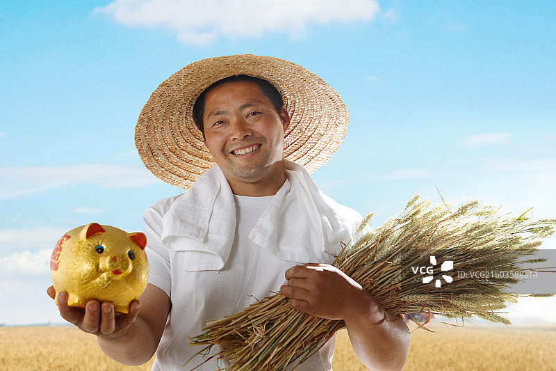 一个农民手拿存钱罐图片素材