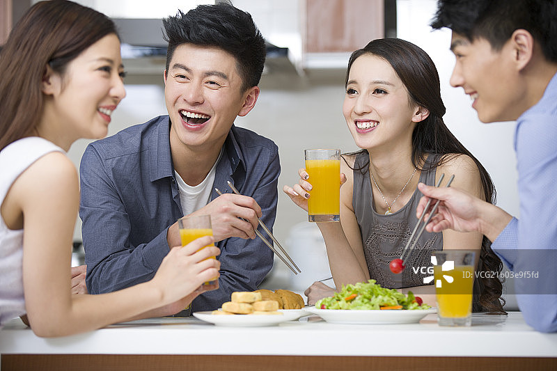 年轻朋友们一起吃饭图片素材