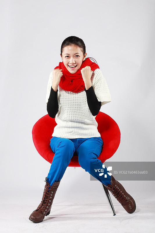 坐在红色沙发上的女人图片素材