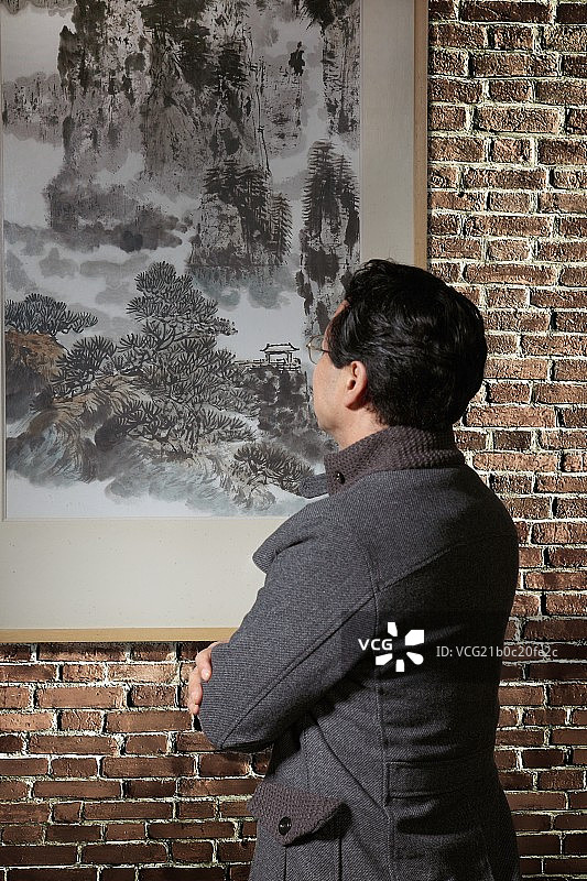 鉴赏书画的中年男人图片素材
